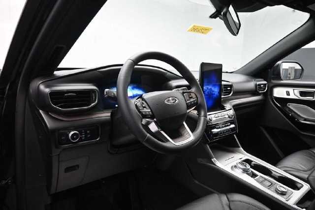 Used 2023 Ford Explorer Platinum w/ Technology Package AWD/4WD image 9