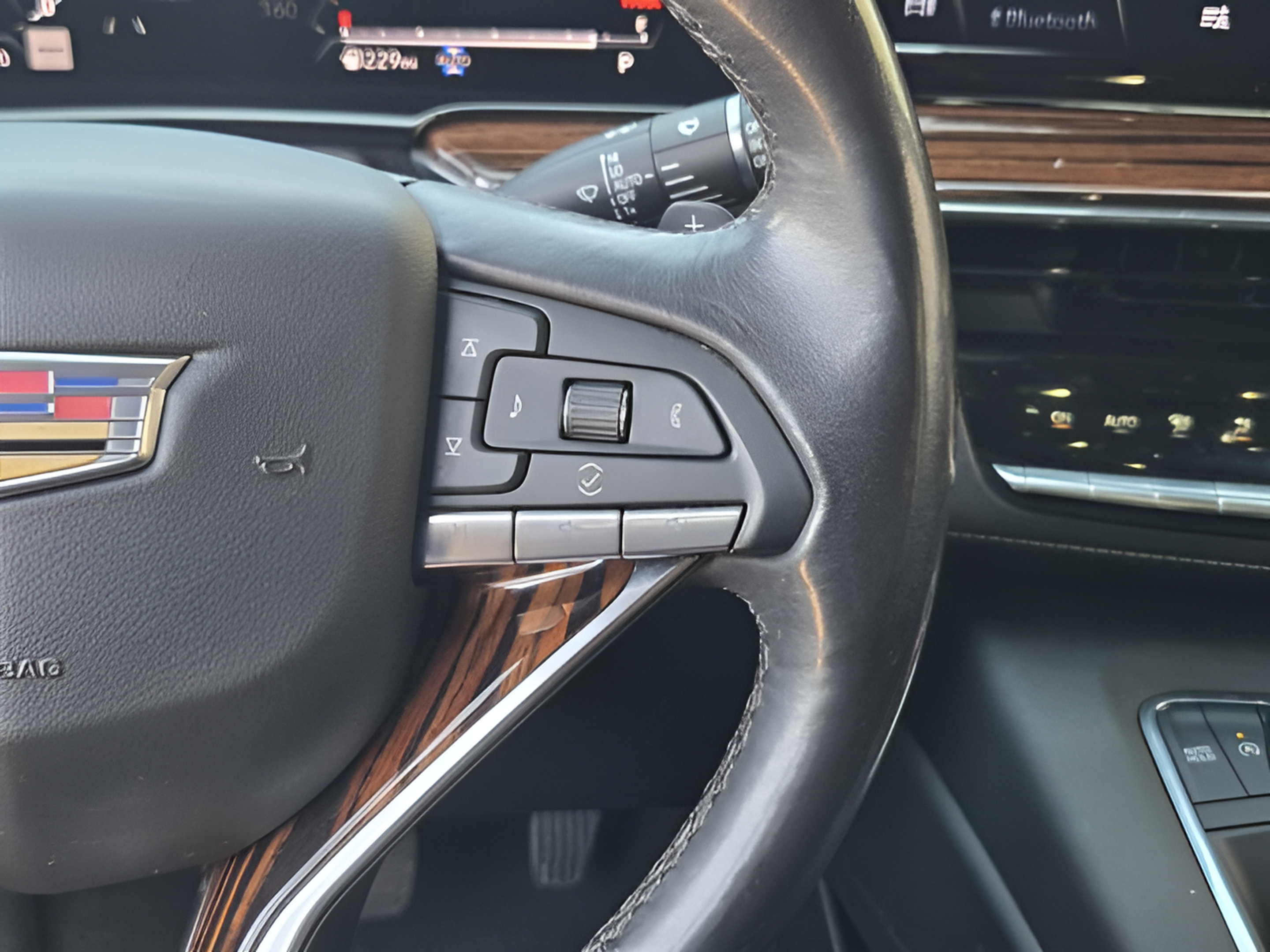 Used 2023 Cadillac Escalade ESV Premium Luxury AWD/4WD image 27