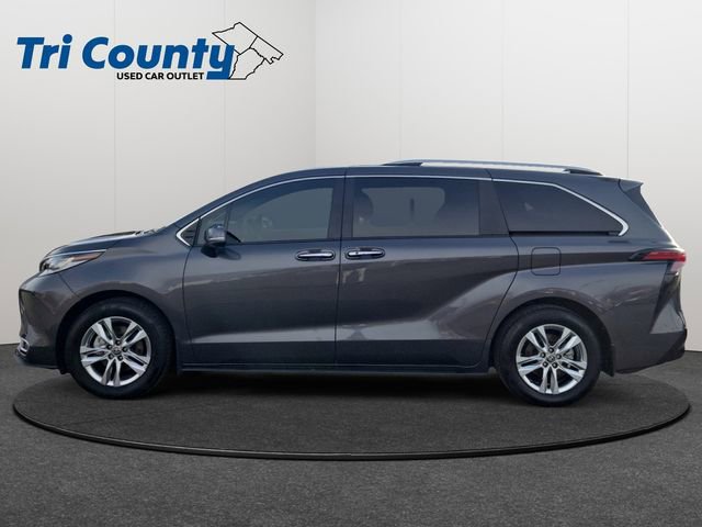 Used 2025 Toyota Sienna Limited image 5