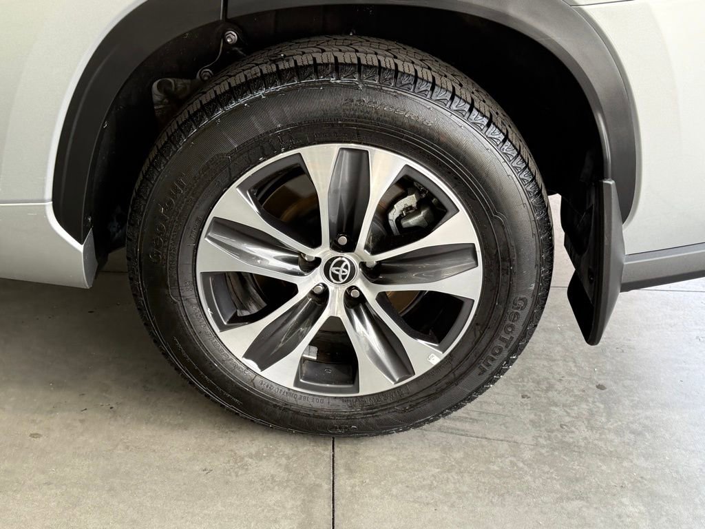 Used 2024 Toyota Highlander XLE AWD/4WD image 18