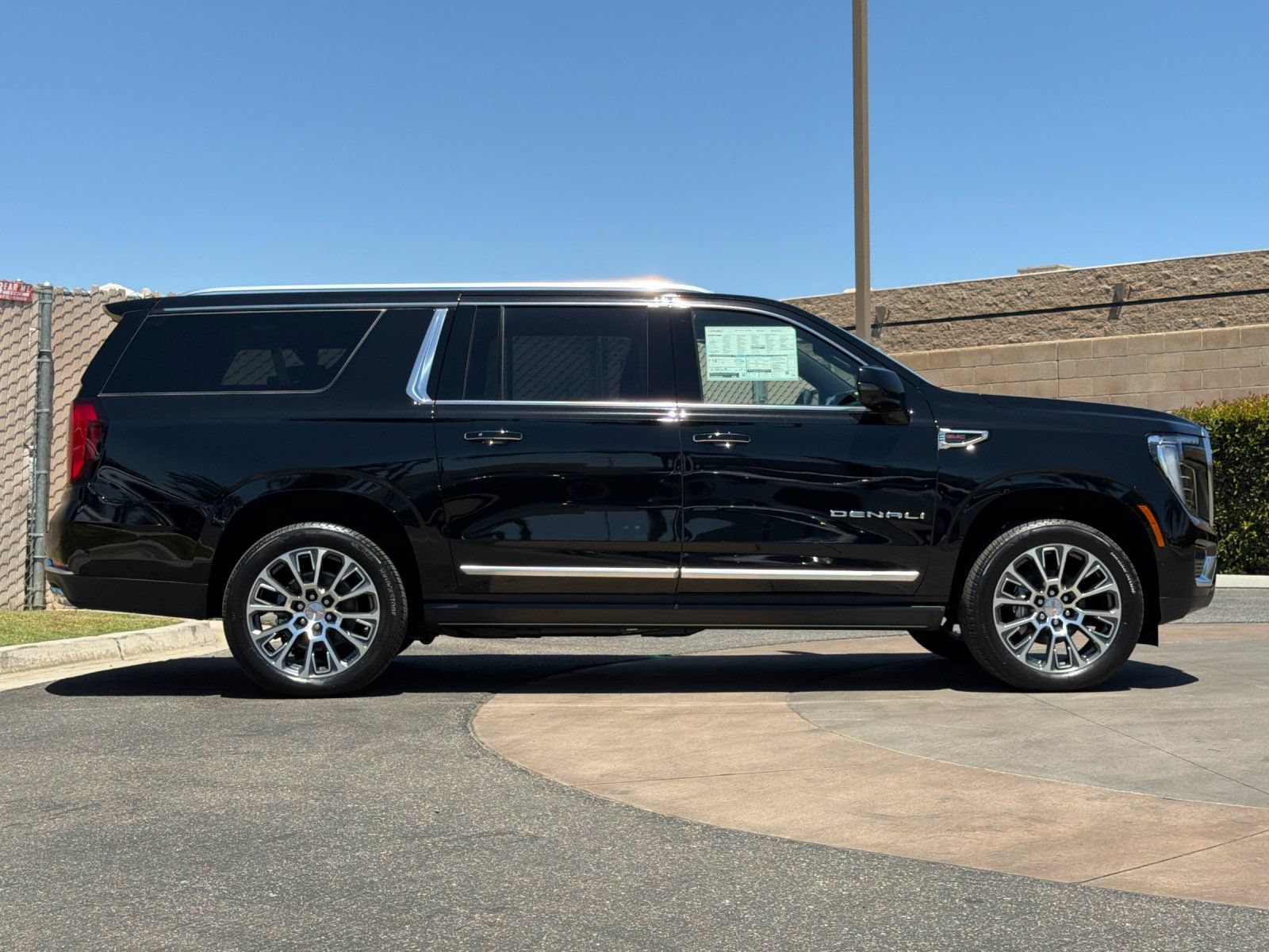 New 2026 GMC Yukon XL Denali w/ Denali Reserve Package AWD/4WD image 3