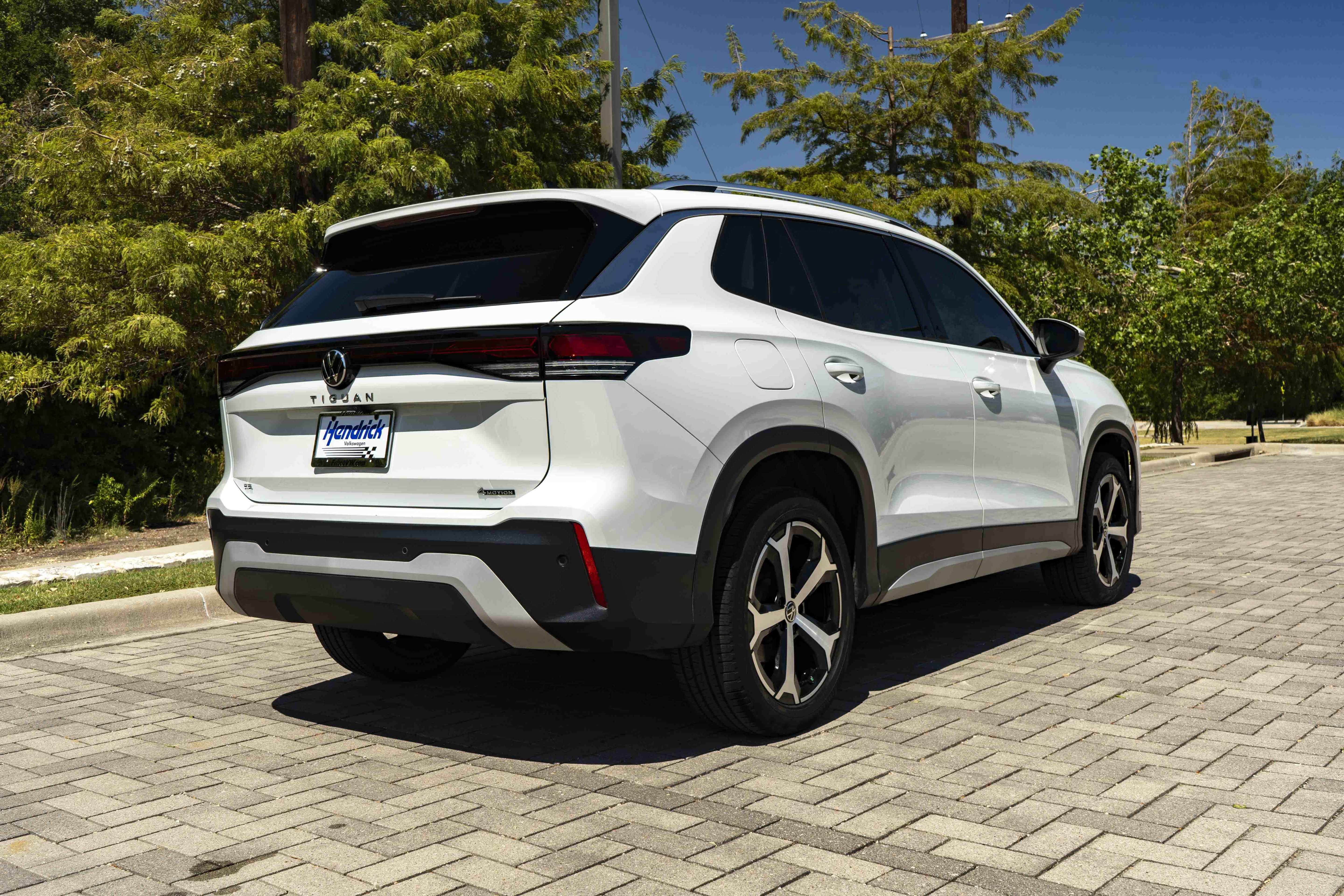 Certified 2025 Volkswagen Tiguan SE w/ Panoramic Sunroof Package AWD/4WD image 8