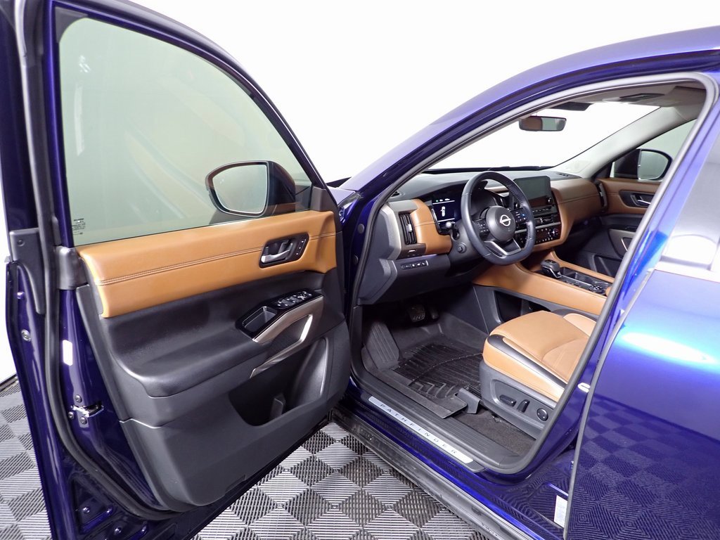 Used 2024 Nissan Pathfinder Platinum image 18