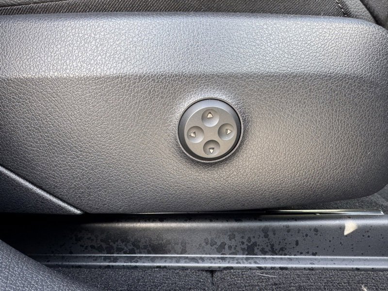 Used 2025 Mercedes-Benz GLC 350e 4MATIC image 54