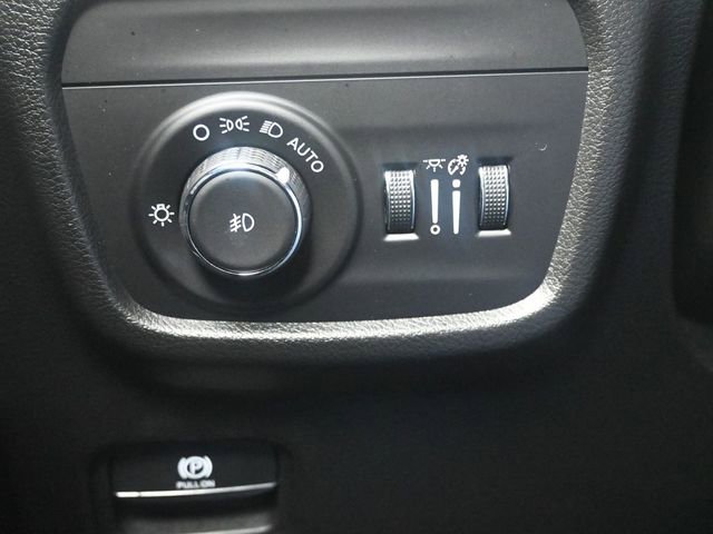 Used 2023 Jeep Grand Cherokee Overland w/ Luxury Tech Group IV AWD/4WD image 15