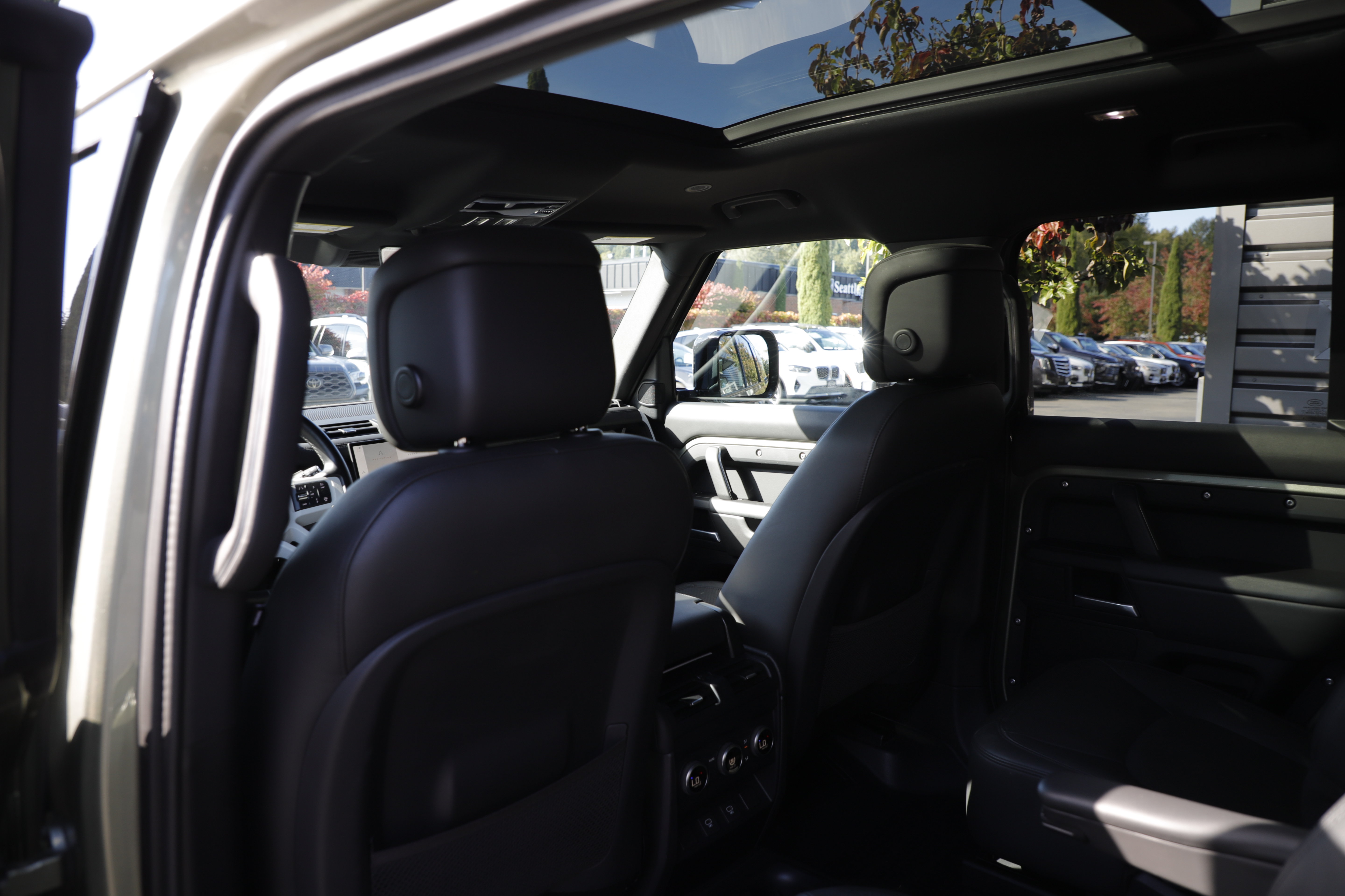 Certified 2025 Land Rover Defender 130 X-Dynamic SE AWD/4WD image 15