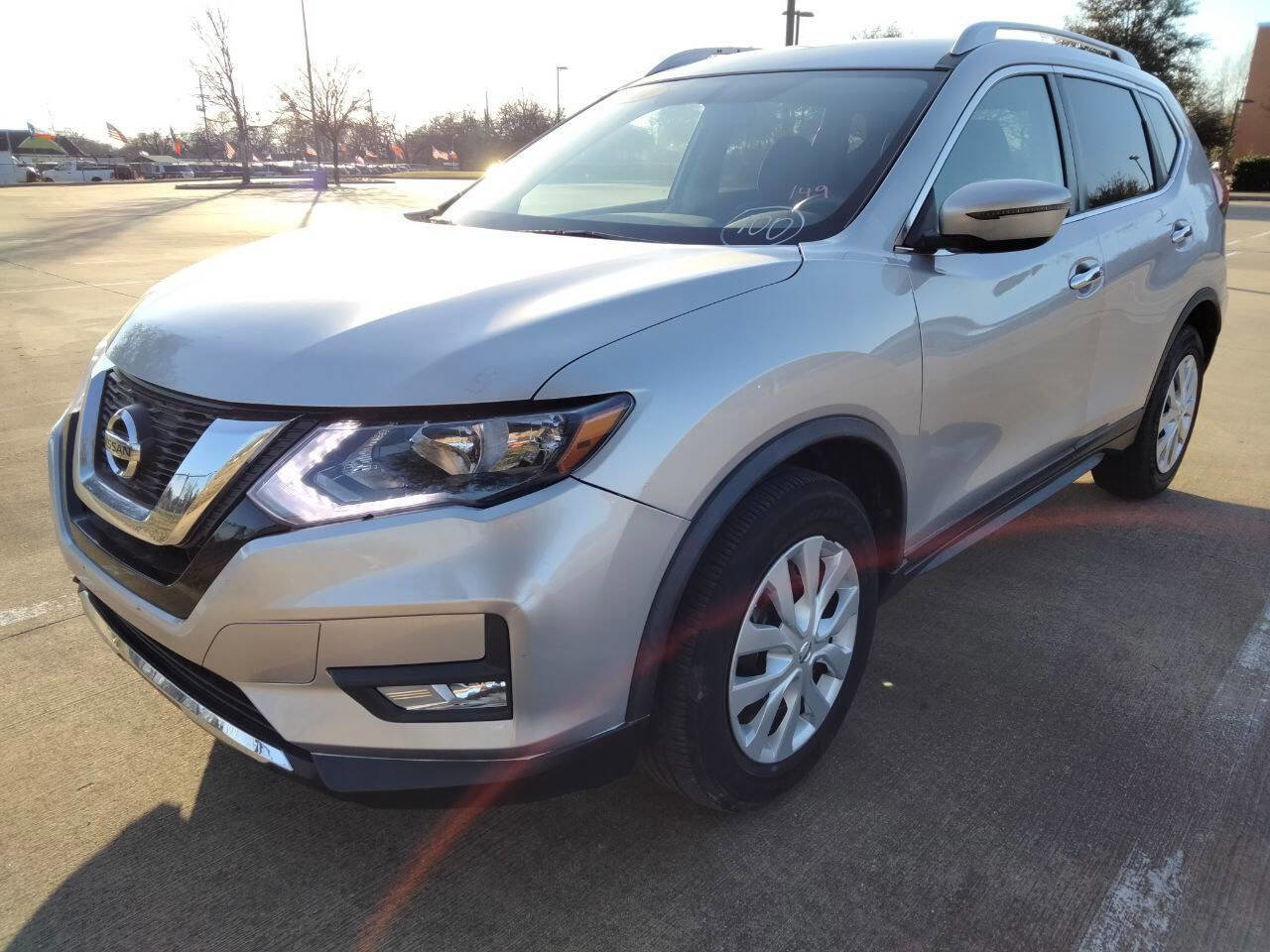 Used 2018 Nissan Rogue SV image 1