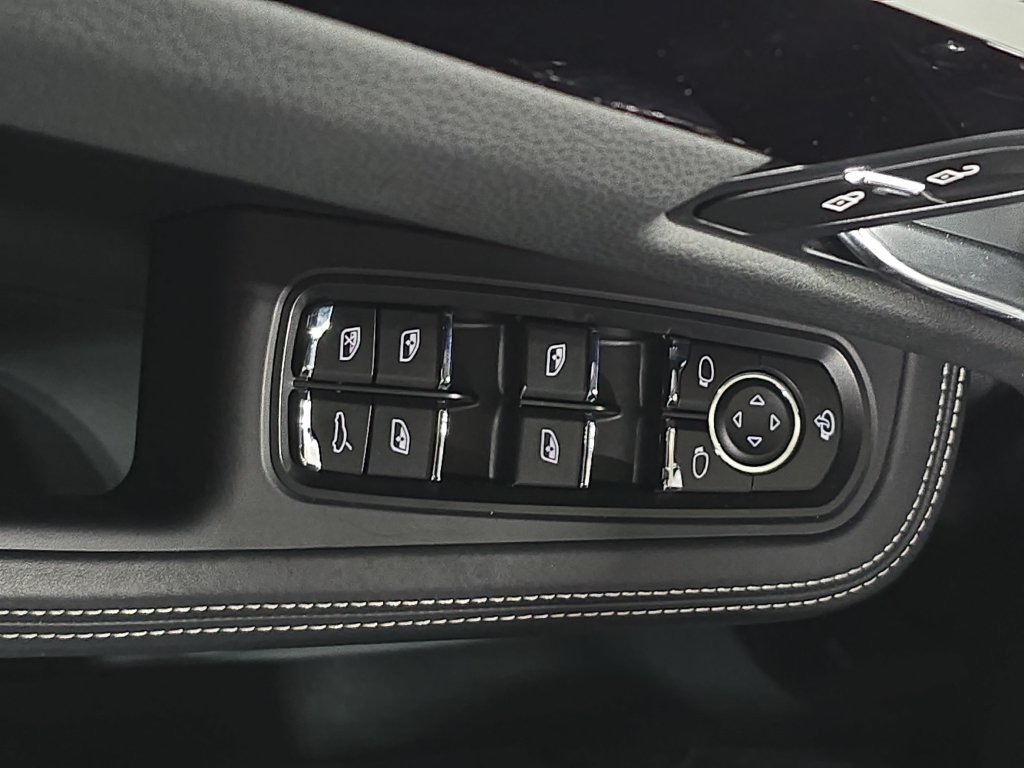 Certified 2025 Porsche Macan Turbo AWD/4WD image 21