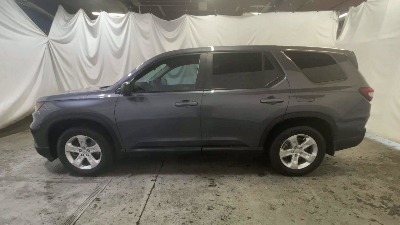 Used 2023 Honda Pilot LX image 5