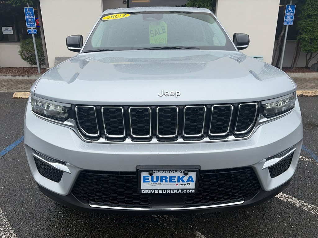 Used 2023 Jeep Grand Cherokee Limited AWD/4WD image 2