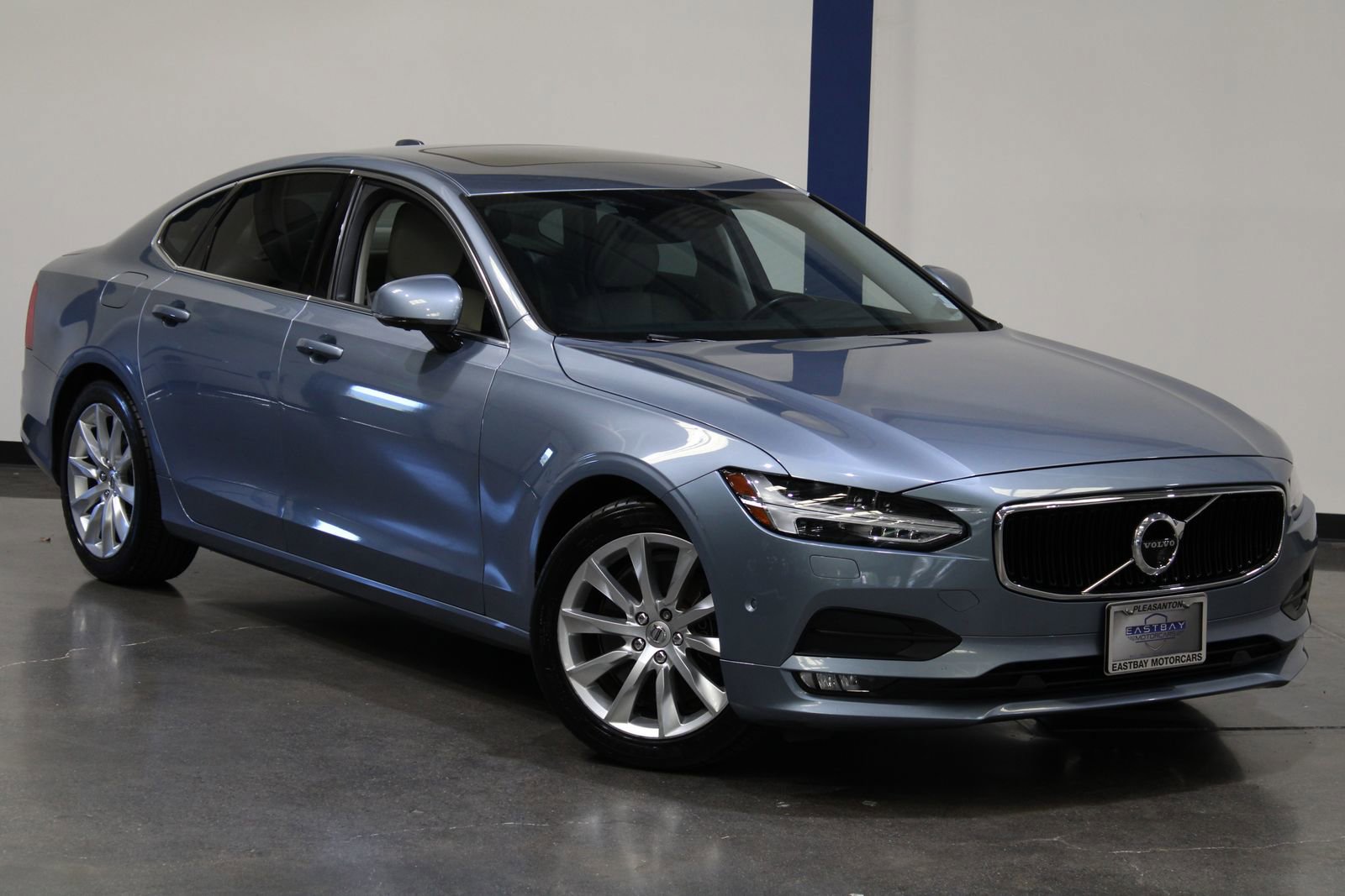 Used 2017 Volvo S90 T6 Momentum w/ Vision Package image 3