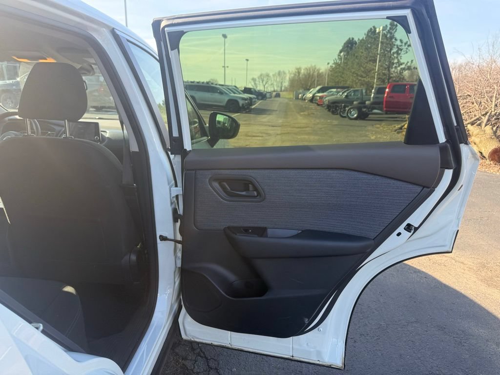 Used 2023 Nissan Rogue S AWD/4WD image 40