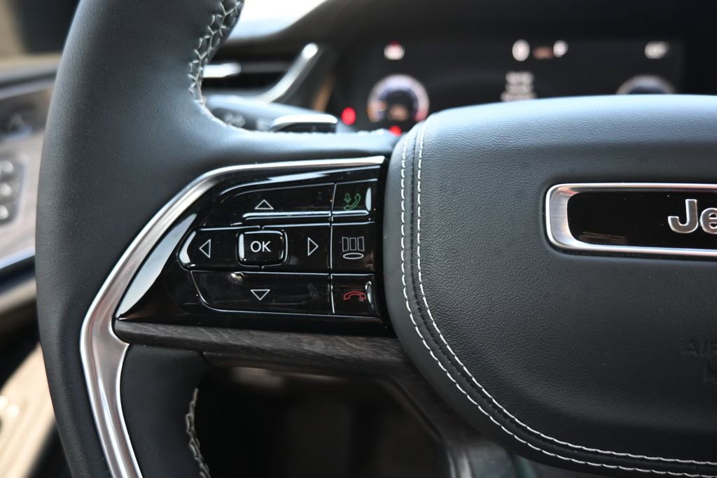 Used 2025 Jeep Grand Cherokee Overland w/ Luxury Tech Group IV image 8