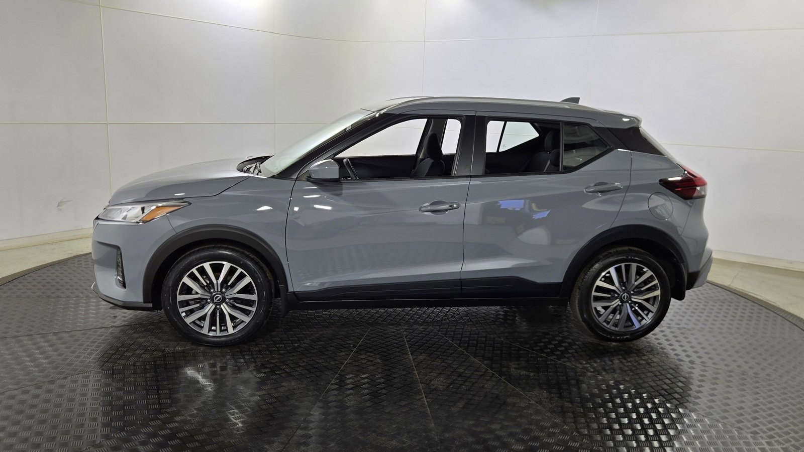 Used 2024 Nissan Kicks SV image 4