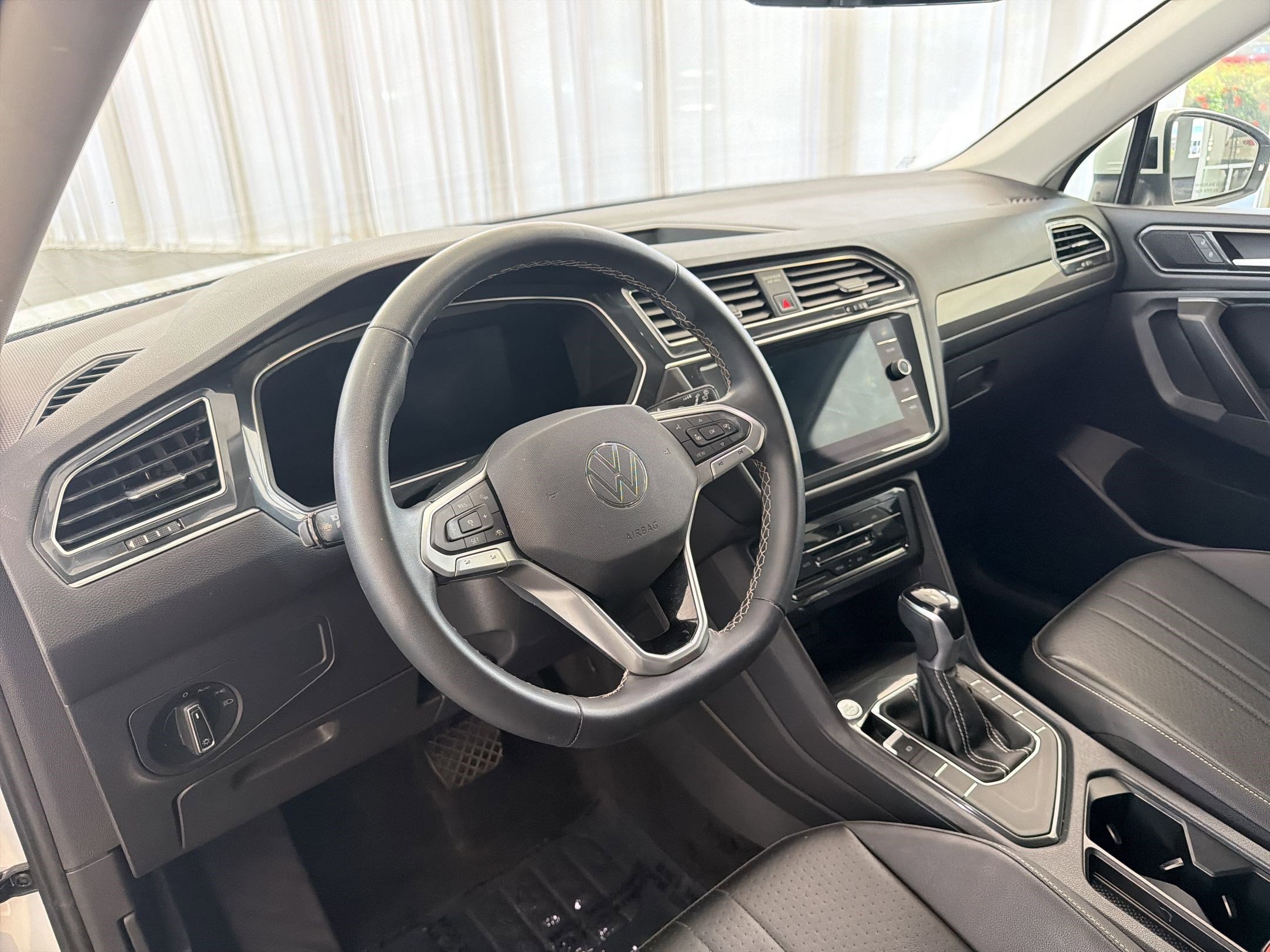 Used 2022 Volkswagen Tiguan SE FWD image 4