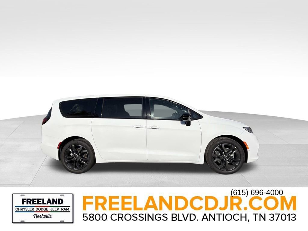 New 2026 Chrysler Pacifica Select image 2