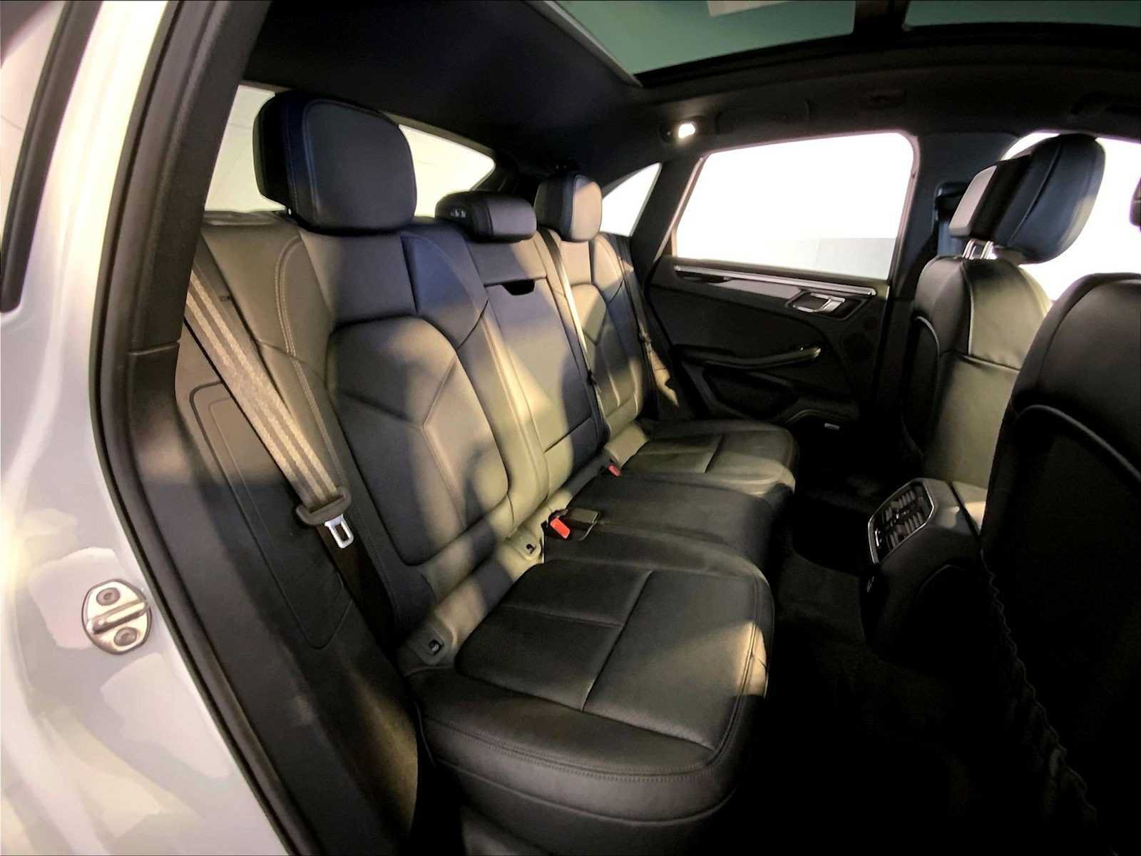 Certified 2024 Porsche Macan AWD/4WD image 23