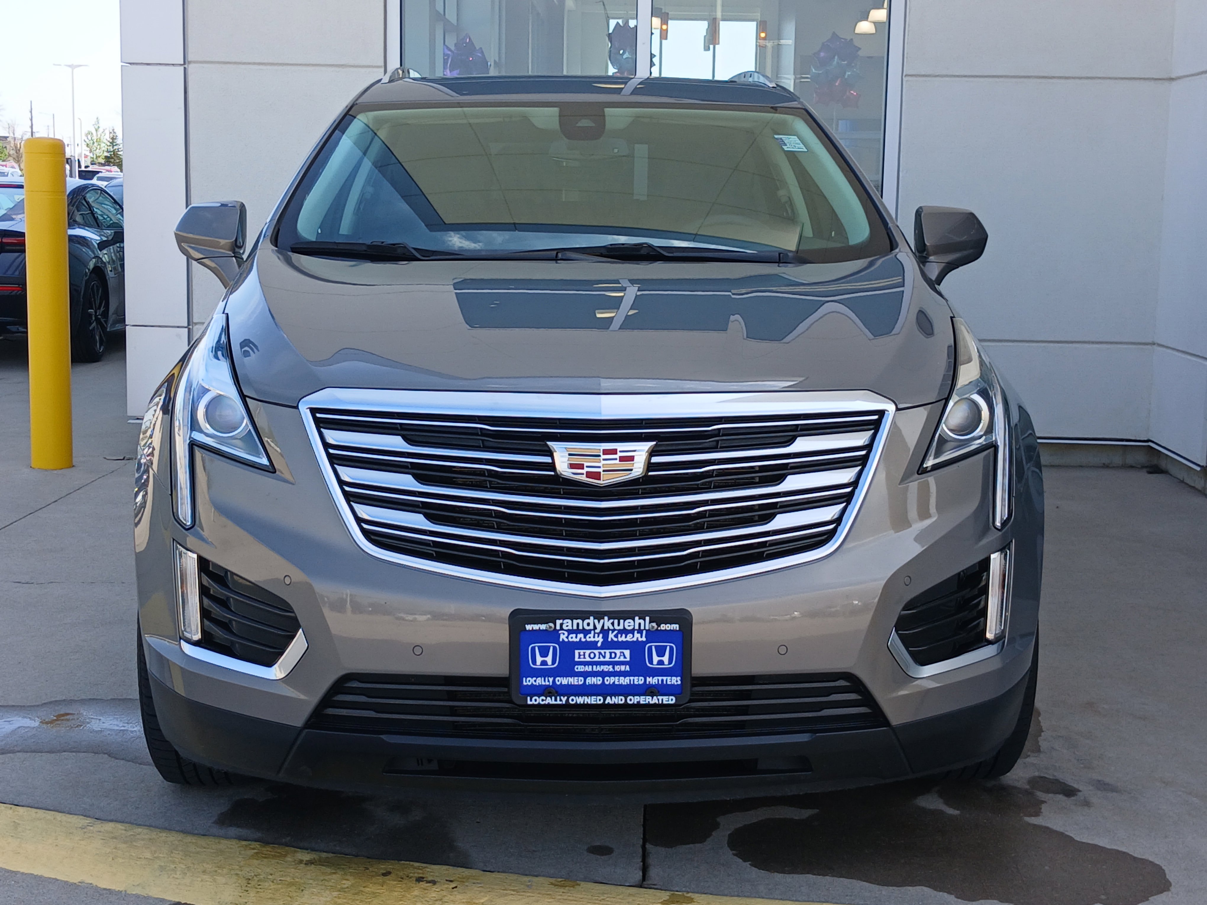 Used 2017 Cadillac XT5 Luxury w/ Driver Awareness Package AWD/4WD image 3