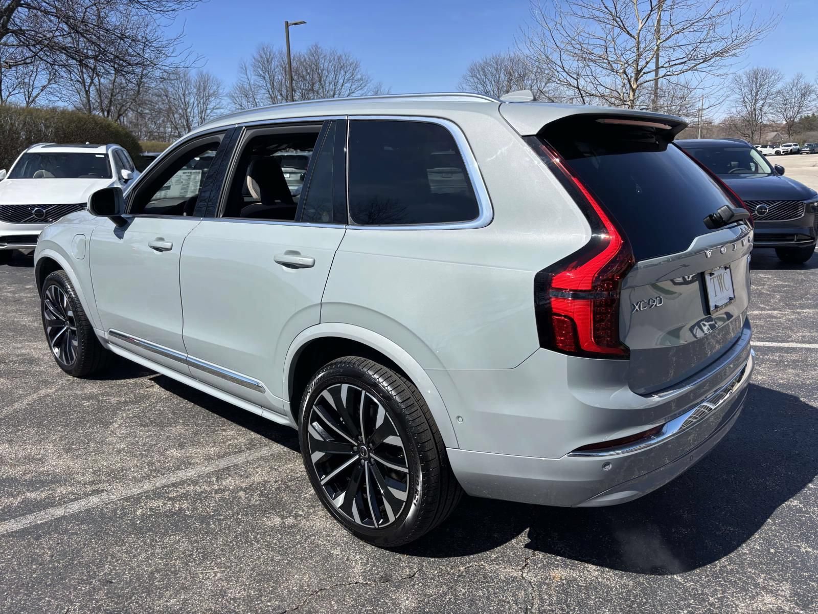 New 2026 Volvo XC90 T8 Plus w/ Protection Package Premier AWD/4WD image 7