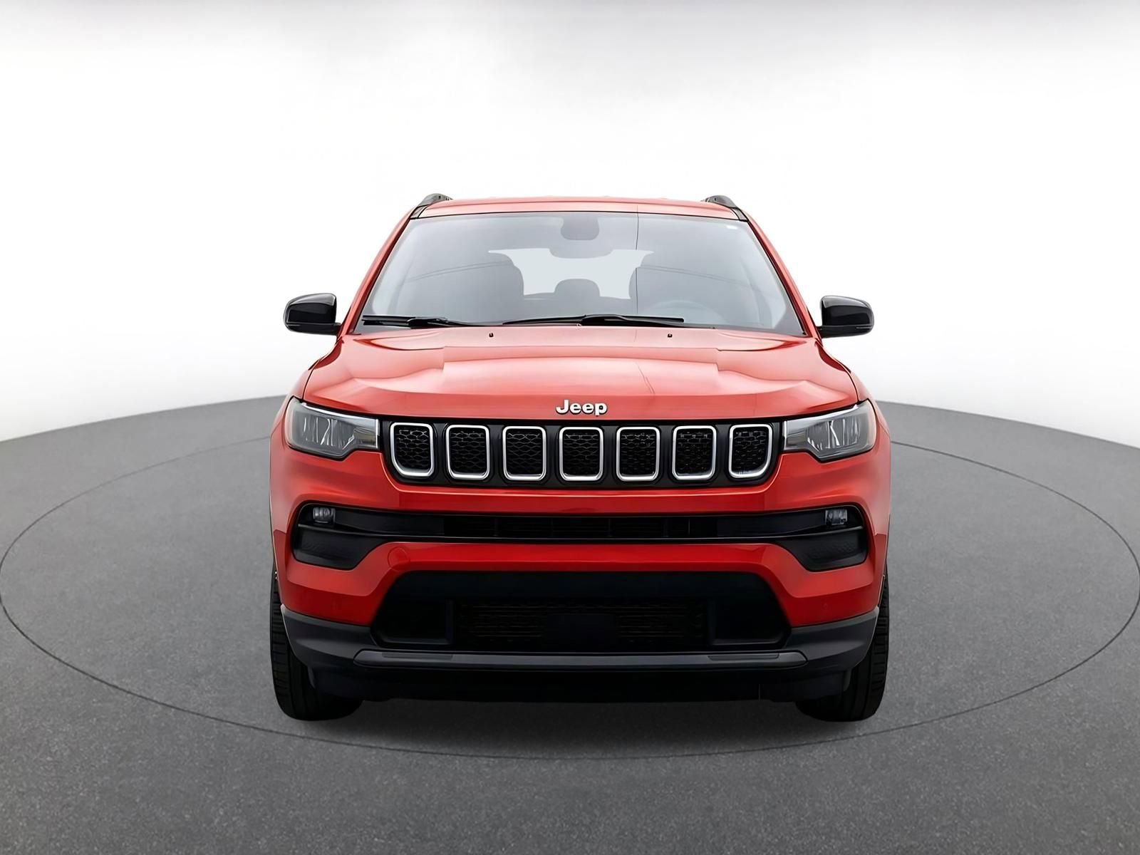 Used 2025 Jeep Compass Latitude AWD/4WD image 2