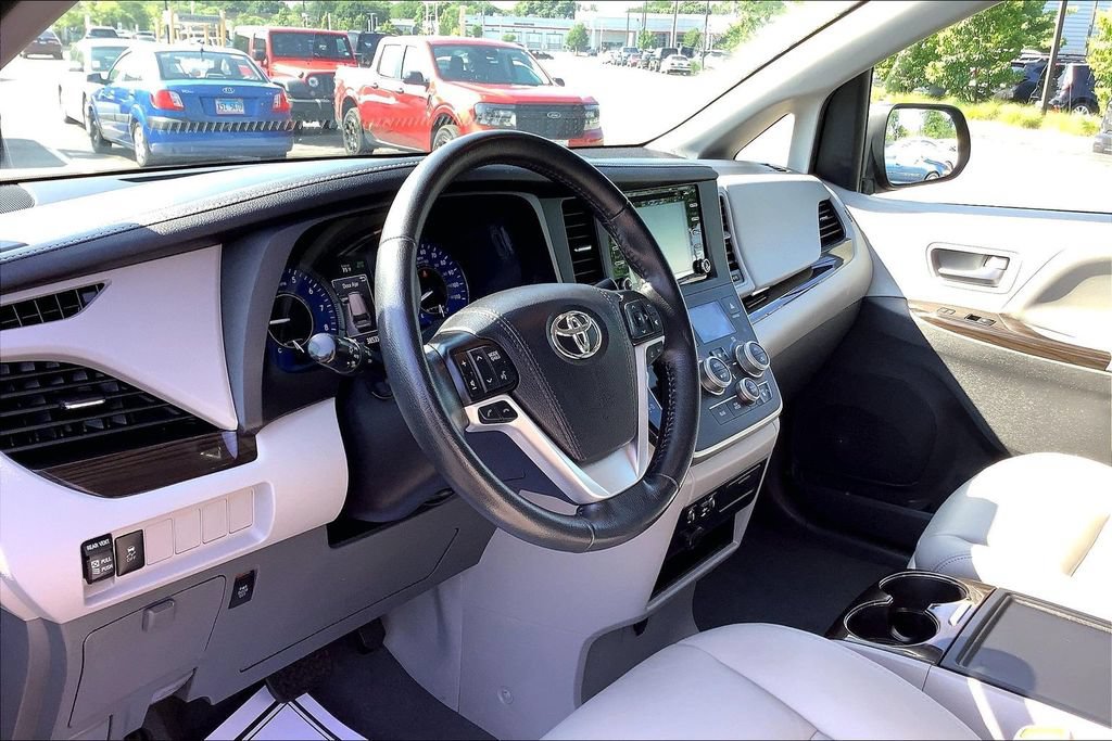 Used 2020 Toyota Sienna XLE FWD image 17