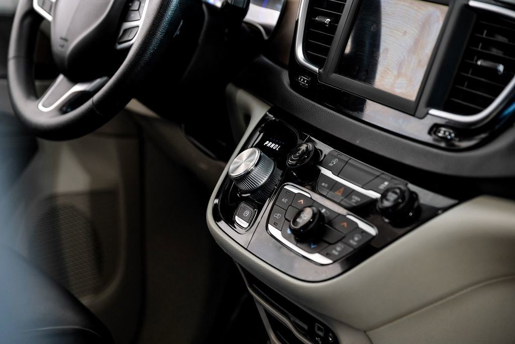 Used 2020 Chrysler Voyager Lxi image 19