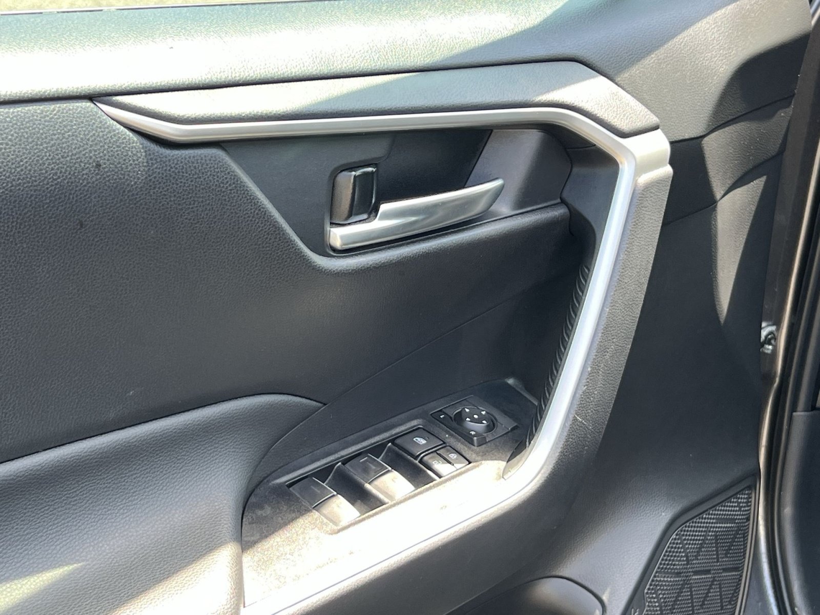 Used 2025 Toyota RAV4 XLE FWD image 12