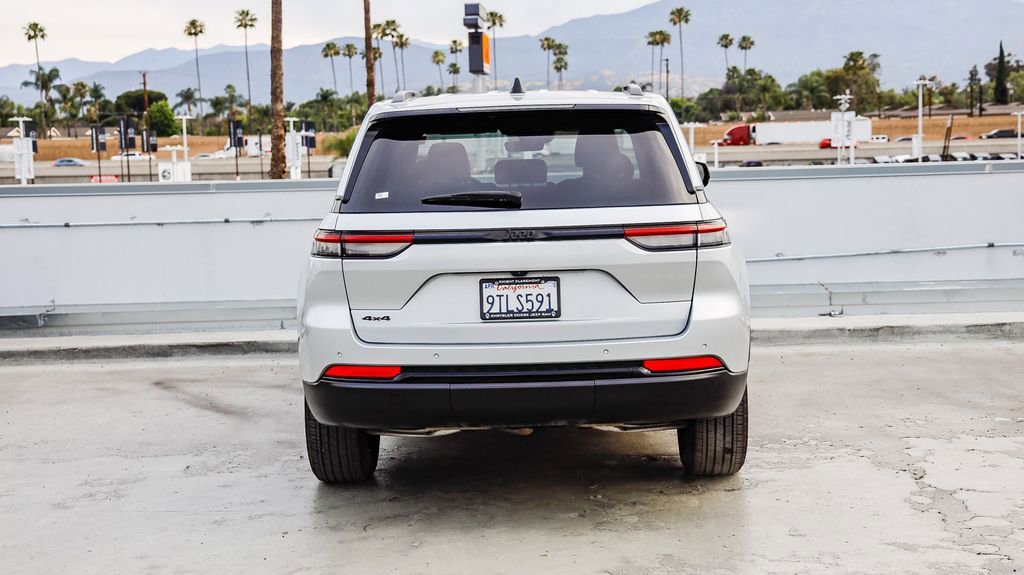 Used 2025 Jeep Grand Cherokee Altitude image 8