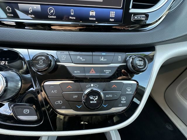 Used 2024 Chrysler Pacifica Touring-L image 18