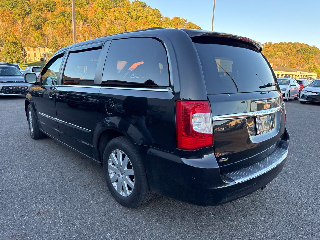 Used 2015 Chrysler Town & Country Touring FWD image 2