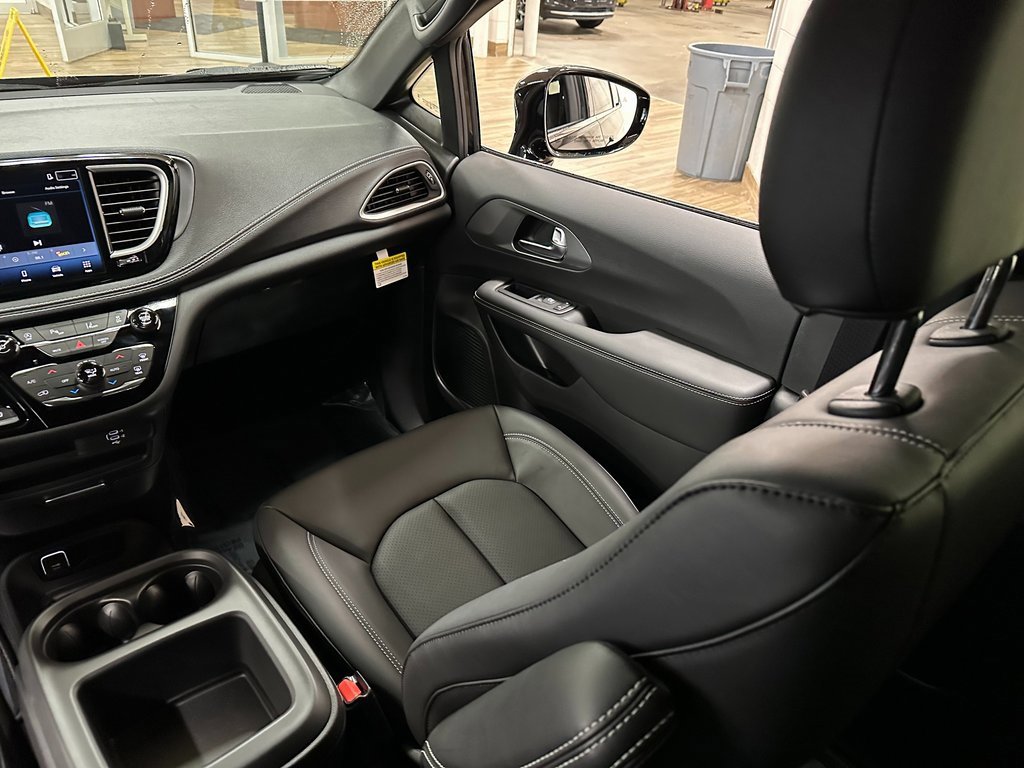 New 2026 Chrysler Pacifica Select image 13