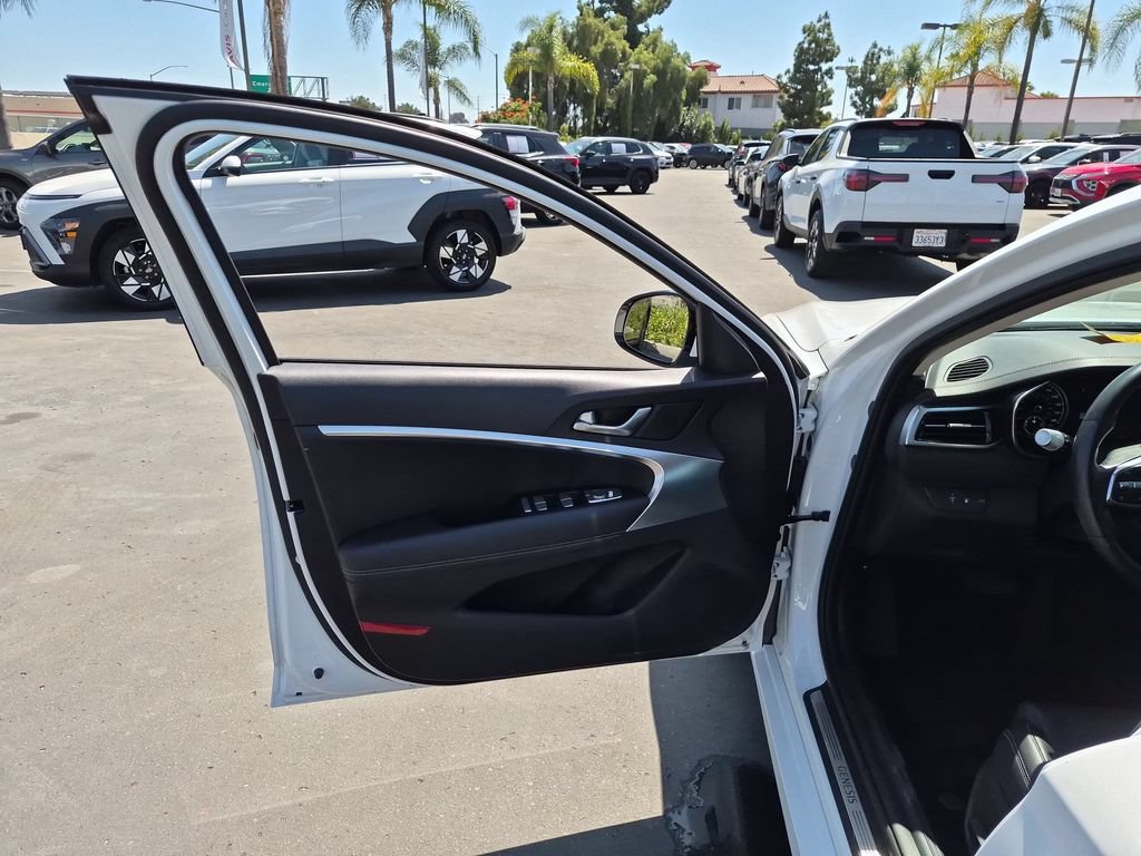 Used 2025 Genesis G70 2.5T RWD image 11