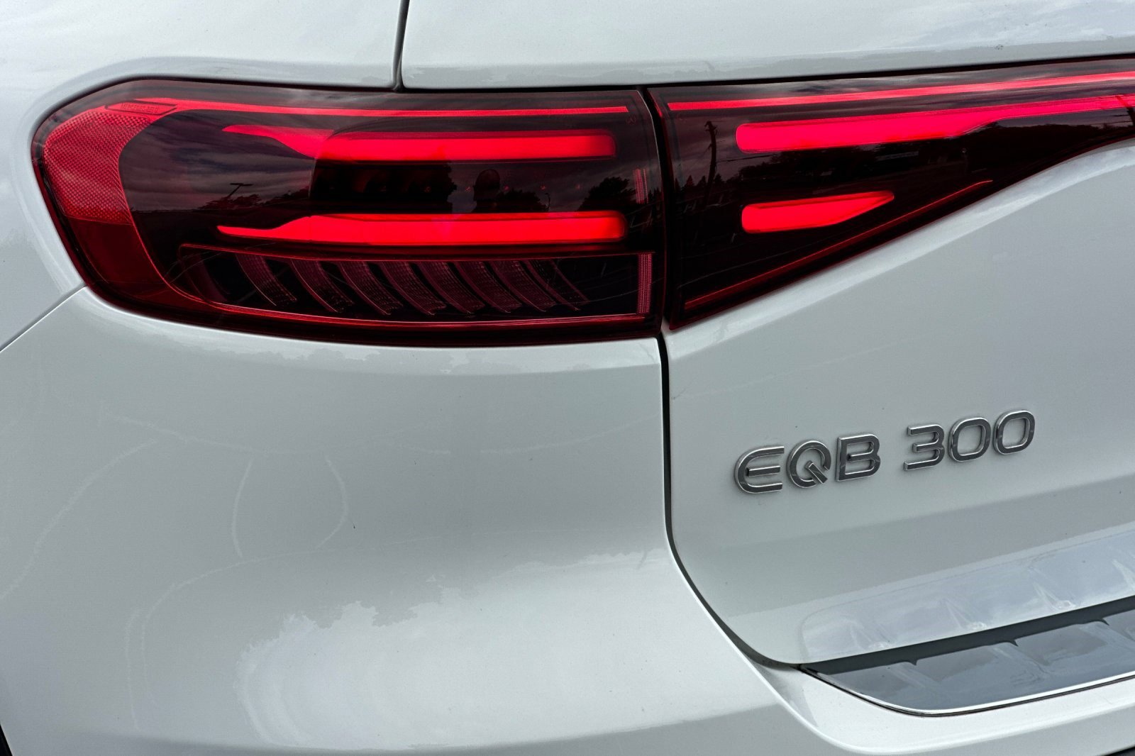 Used 2025 Mercedes-Benz EQB 300 4MATIC image 12