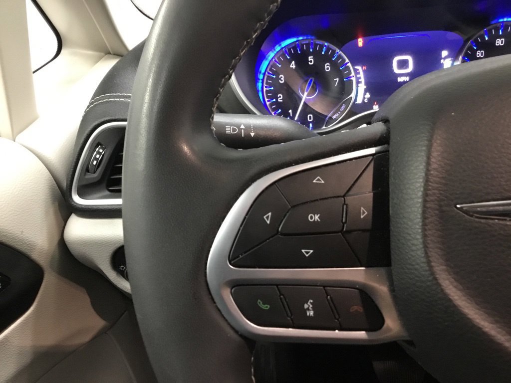 Used 2023 Chrysler Pacifica Touring-L AWD/4WD image 37