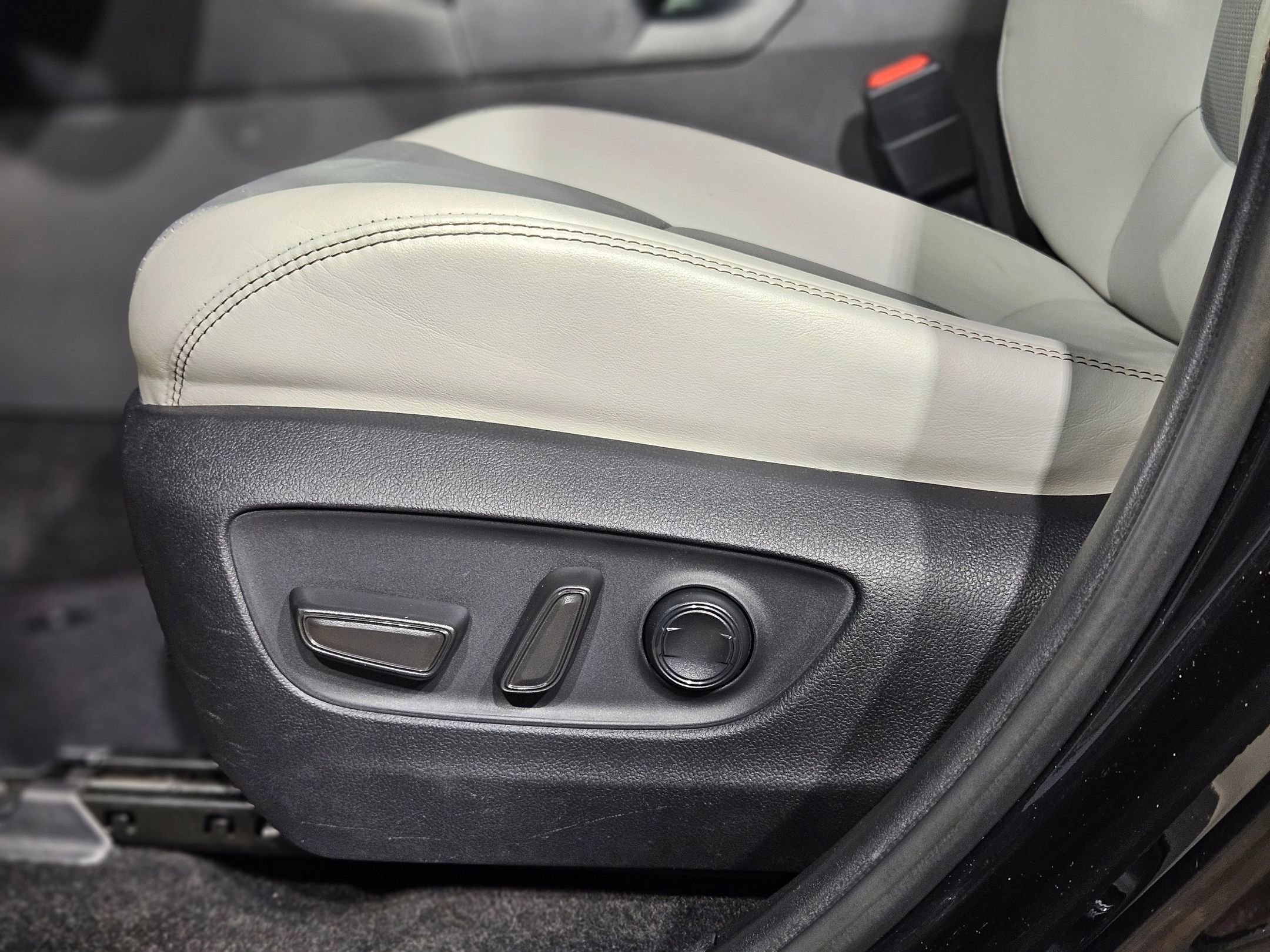 Used 2020 Toyota RAV4 Limited image 23