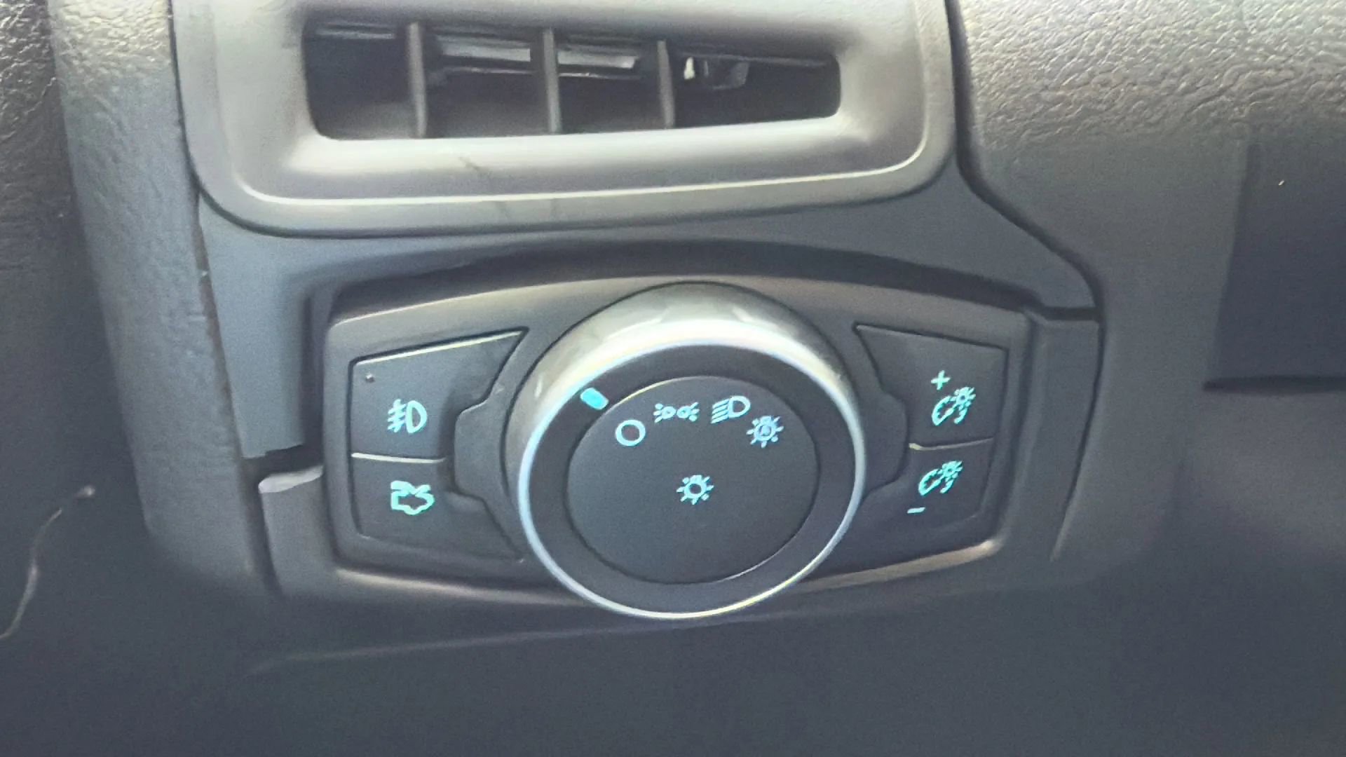 Used 2015 Ford Focus SE w/ SE Sport Package image 15