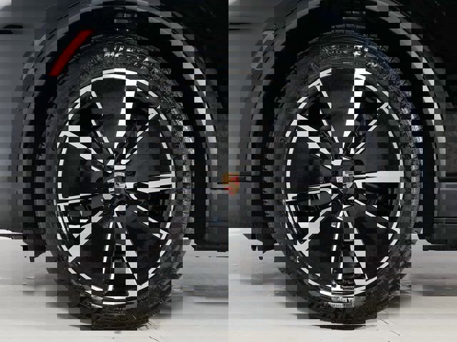 New 2025 Porsche Macan 4 Electric image 32