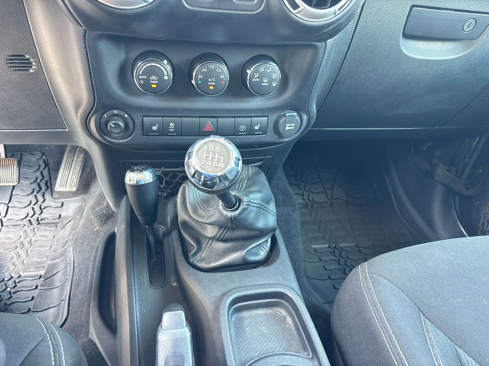 Used 2016 Jeep Wrangler Sahara w/ Connectivity Group AWD/4WD image 18