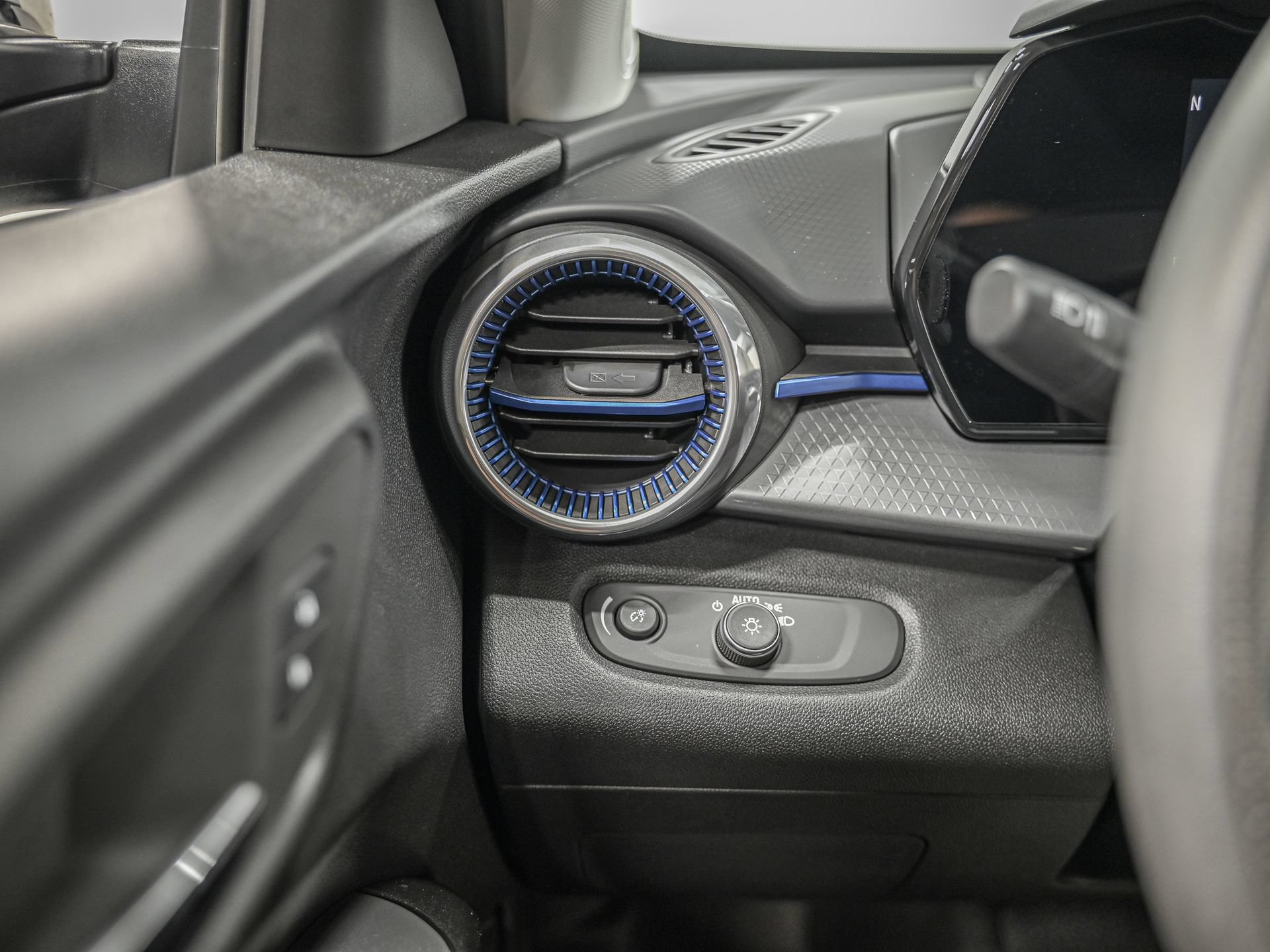 Used 2024 Chevrolet Trax LT FWD image 19