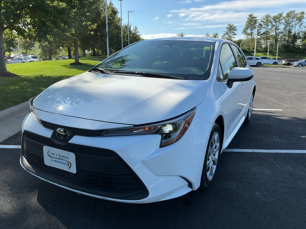 Used 2025 Toyota Corolla LE FWD image 4