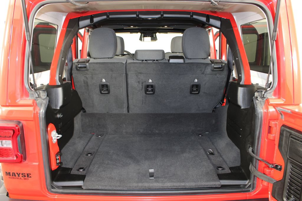Used 2025 Jeep Wrangler Unlimited Sahara AWD/4WD image 17