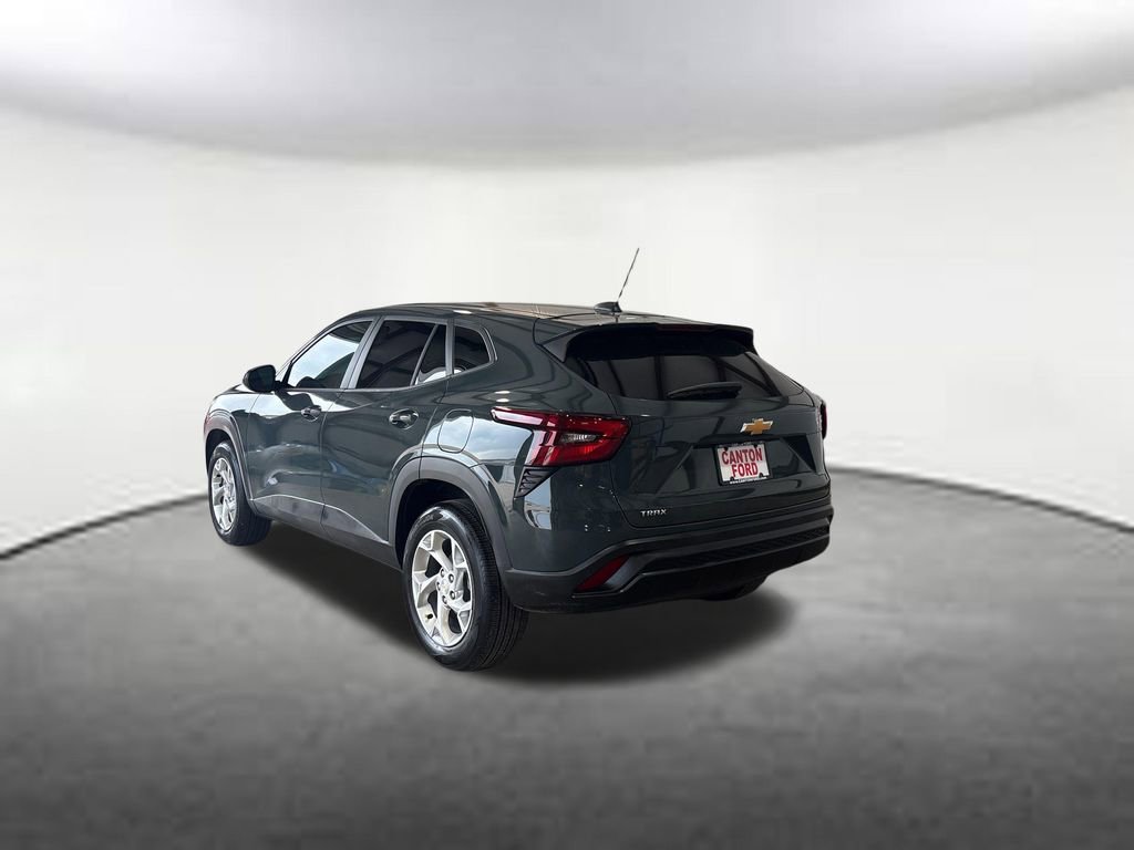 Used 2025 Chevrolet Trax LS w/ LS Convenience Package image 3