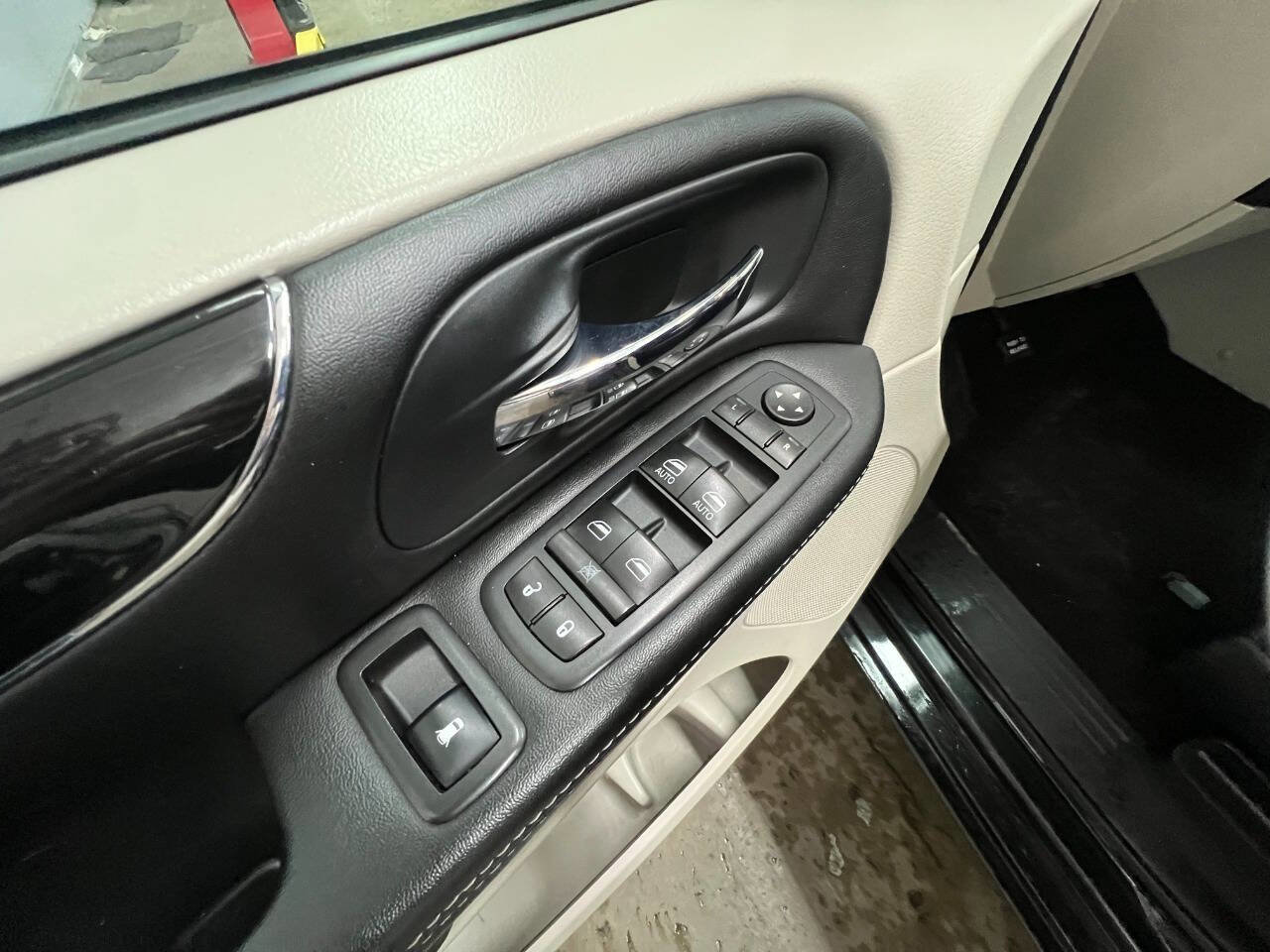 Used 2016 Dodge Grand Caravan SE image 15