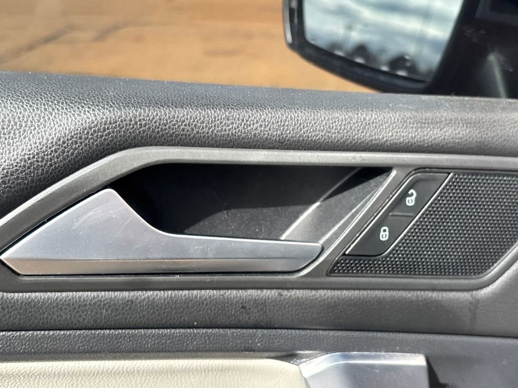 Used 2021 Volkswagen Tiguan SE w/ Panoramic Sunroof Package image 7