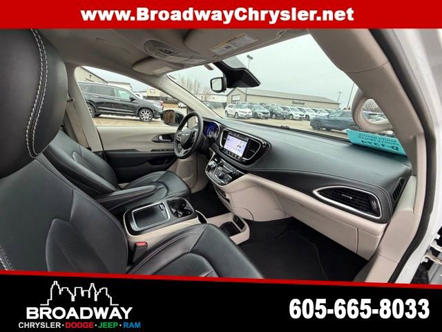 Used 2024 Chrysler Pacifica Touring-L image 10
