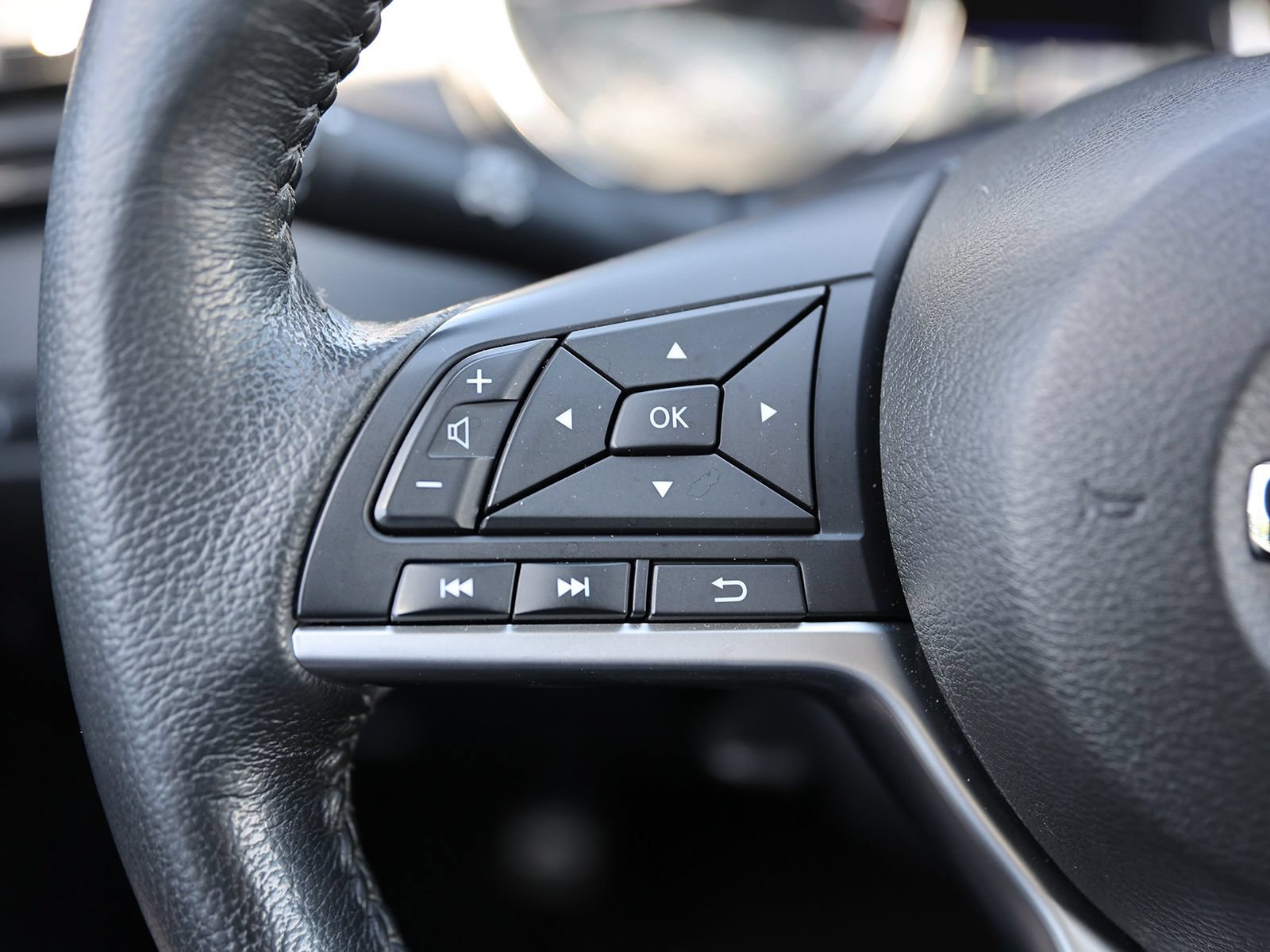 Used 2018 Nissan Rogue SV AWD/4WD image 36