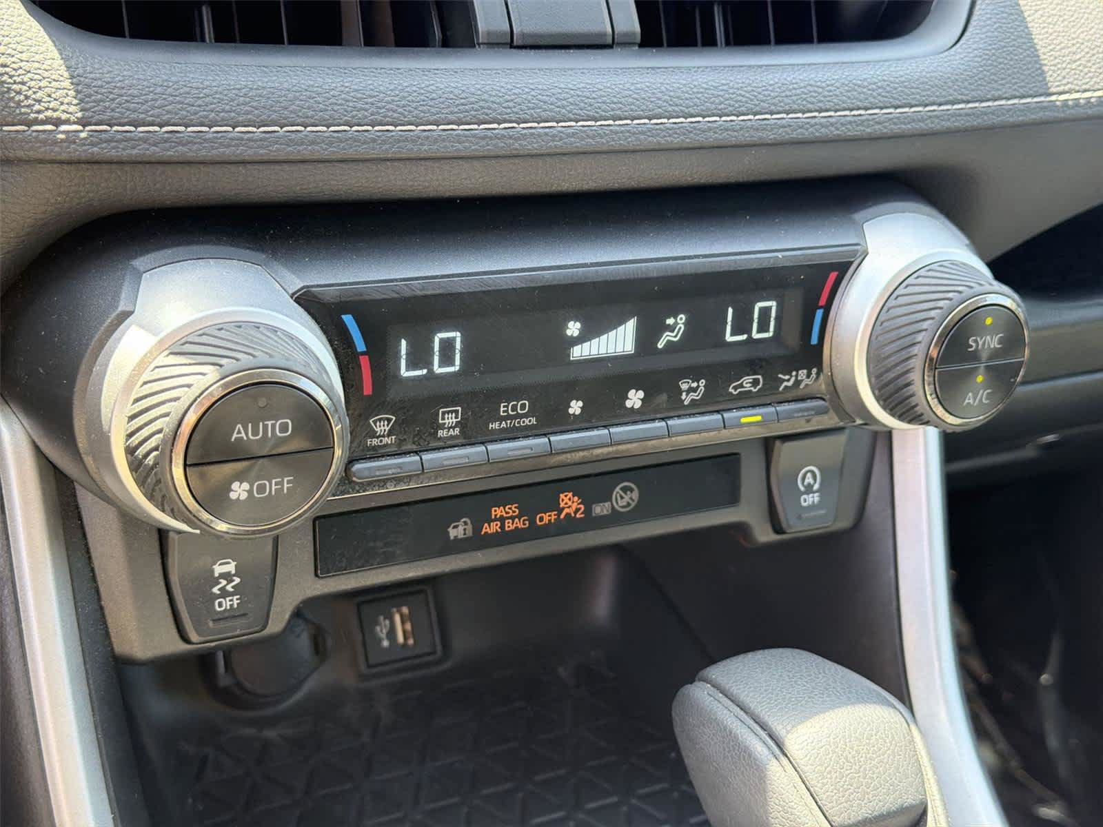 Used 2025 Toyota RAV4 XLE FWD image 38