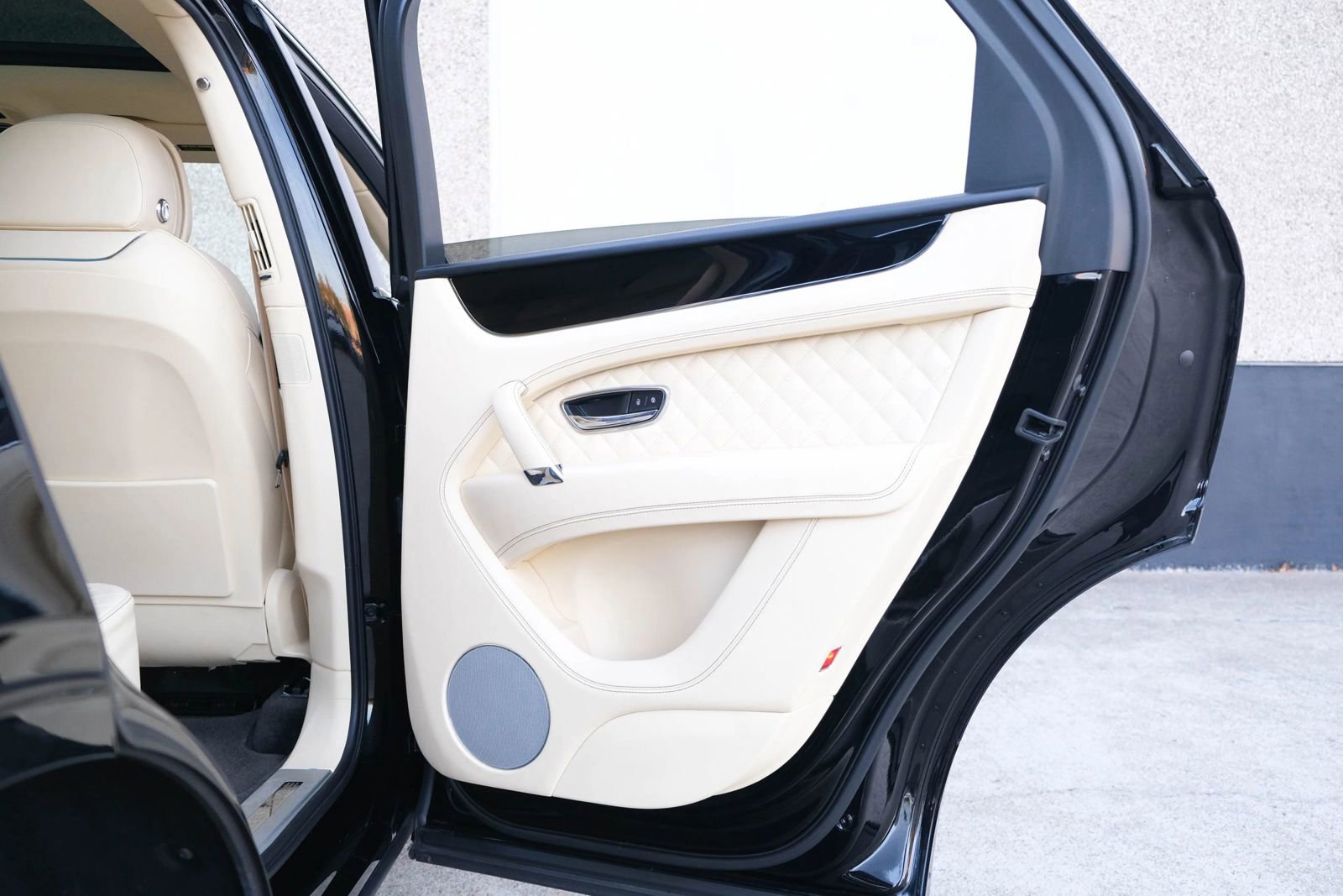 Used 2018 Bentley Bentayga image 27