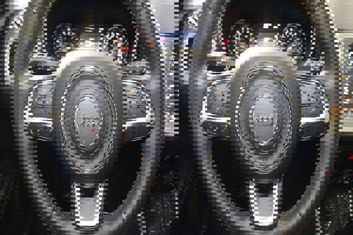 Used 2018 Jeep Compass Latitude w/ Popular Equipment Group image 32