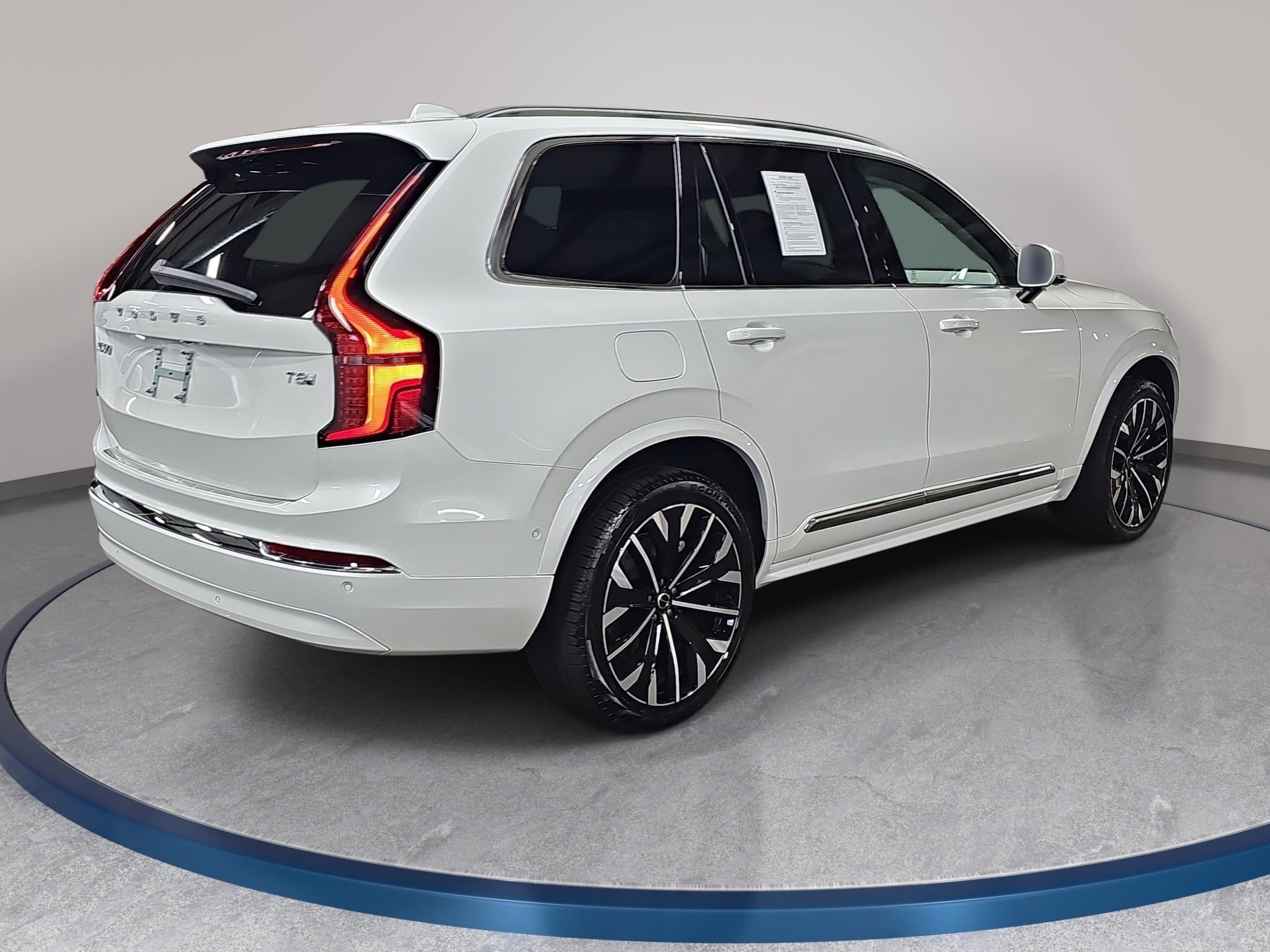 Used 2025 Volvo XC90 T8 Ultra w/ Protection Package Premier image 5